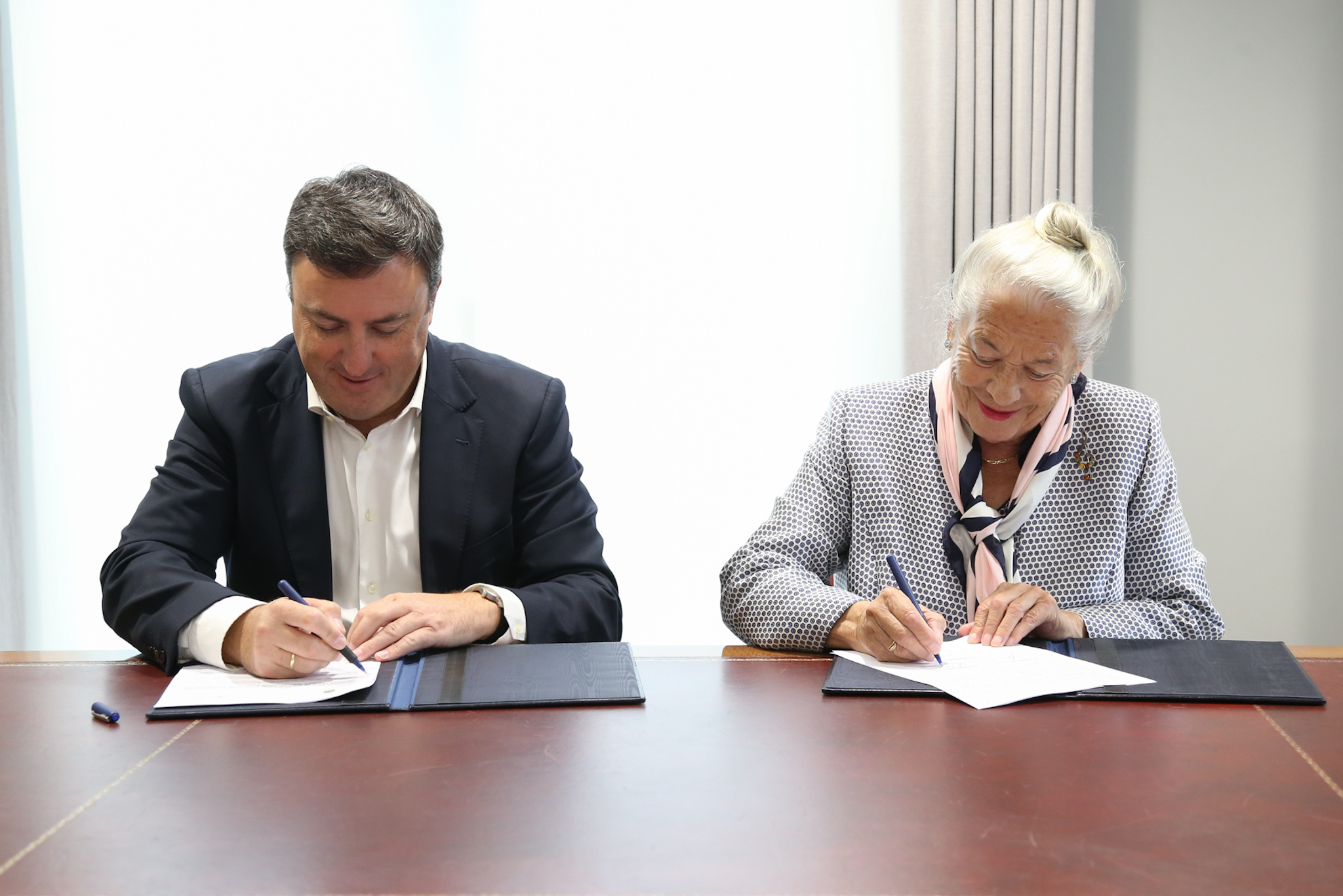 La presidenta de Amigos de la Ópera se reúne con el presidente de la Deputación de A Coruña para firmar el acuerdo de financiación